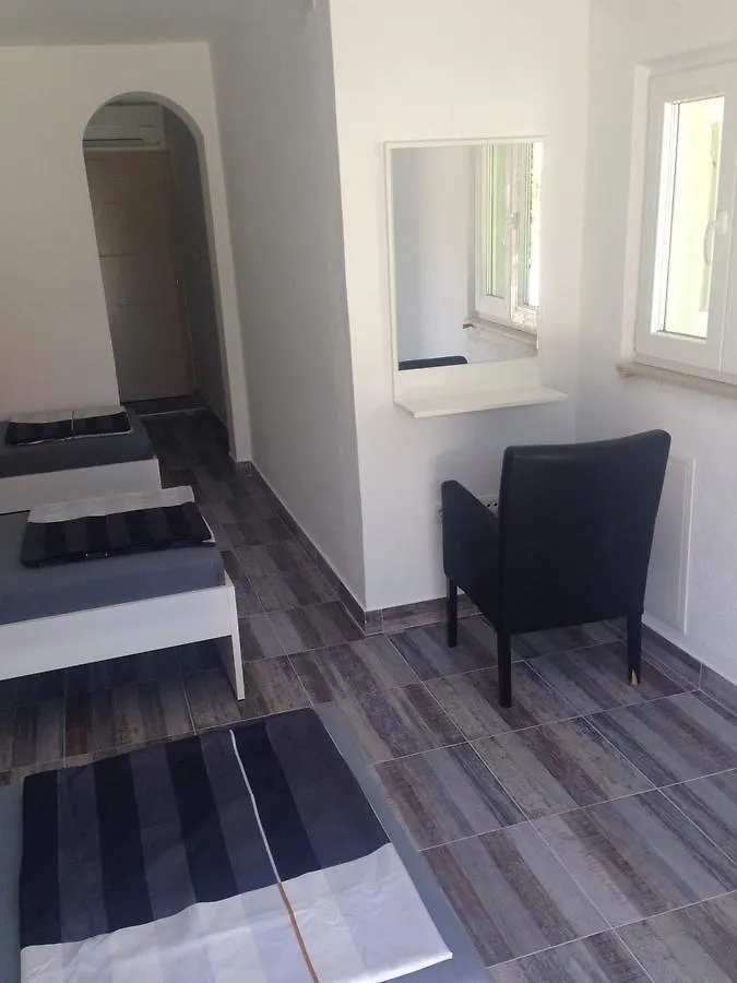 Chill Out Beach Apartments Trogir 3*,