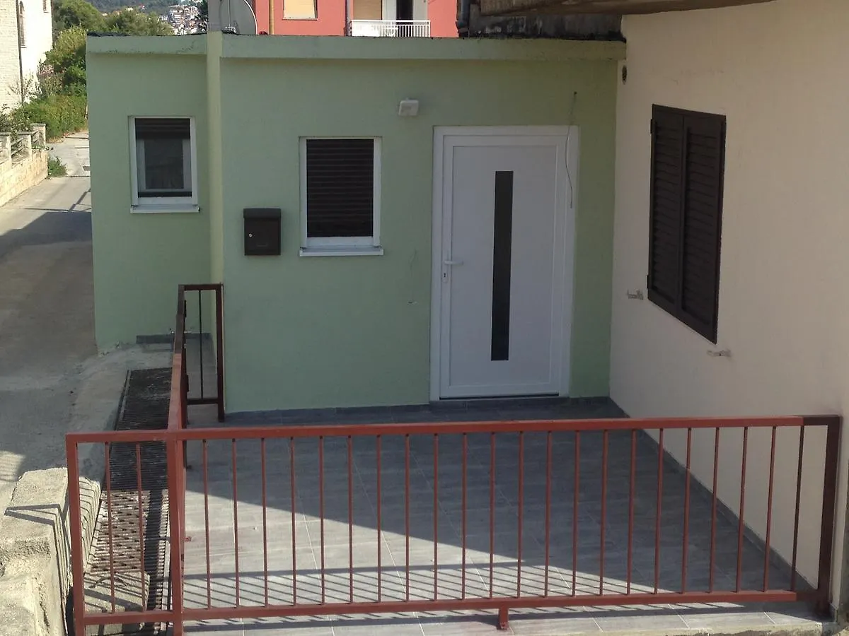 Chill Out Beach Apartments Trogir 3*,  Croacia